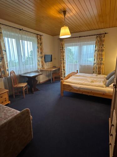 Posteľ alebo postele v izbe v ubytovaní Pension ALPENHAUS
