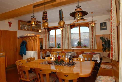 uma sala de jantar com uma mesa de madeira e cadeiras em Hotel Gasthof zum Neubau em Kißlegg