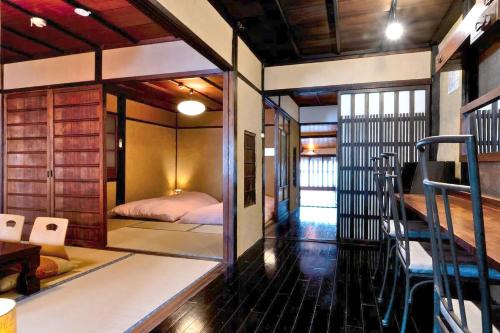 Ένα ή περισσότερα κρεβάτια σε δωμάτιο στο Kyoto HANATSUNAGI Hotel --- Kyoto city officially designated "KYO-MACHIYA"