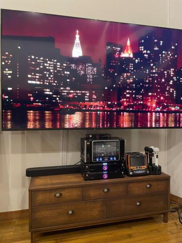 -頂-Itadakiにあるテレビまたはエンターテインメントセンター