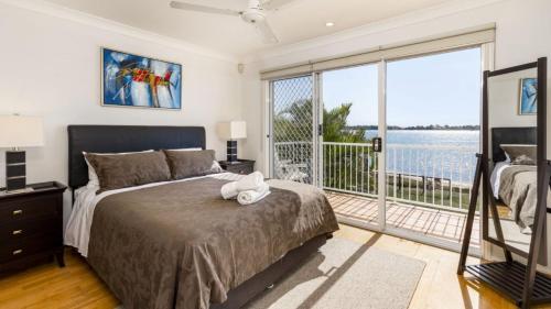 Ένα ή περισσότερα κρεβάτια σε δωμάτιο στο Picturesque Water Views