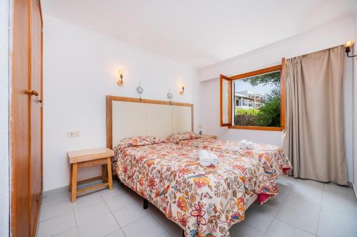 sypialnia z łóżkiem i oknem w obiekcie Apartamento Felipe 2-1 w mieście Cacla D'or