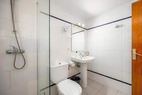 łazienka z toaletą i umywalką w obiekcie Apartamento Felipe 2-1 w mieście Cacla D'or