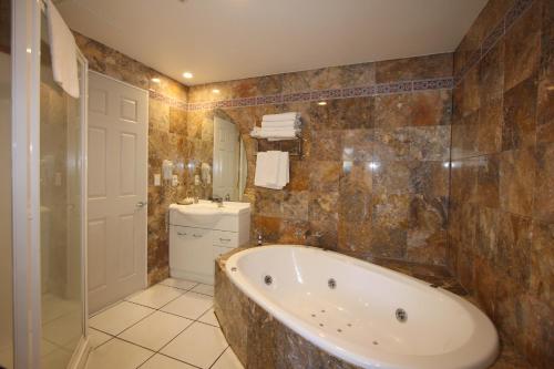 Un baño de Breakers Motel