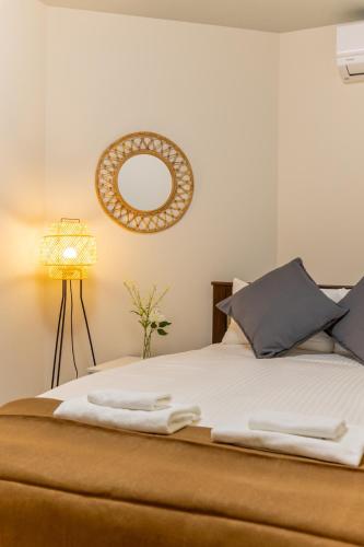 a bedroom with a bed with a mirror on the wall at es Maison春日 in Osaka