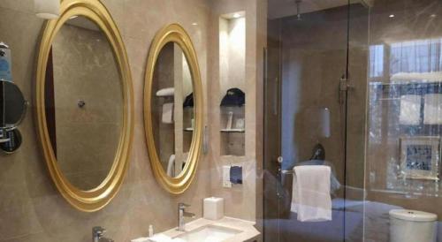 Bilik mandi di New Century Hotel Zaozhuang Fengming