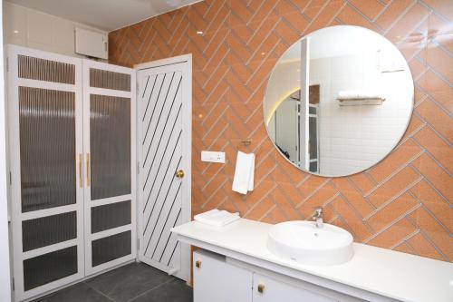 un bagno con lavandino e specchio di Parim Park Resort & Suites a Udaipur