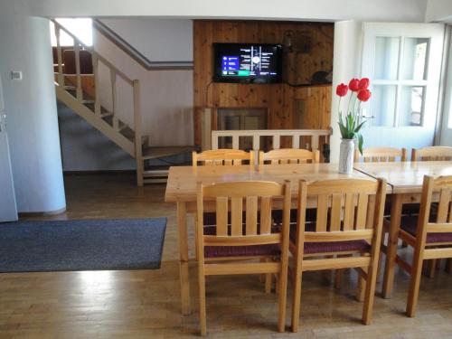A restaurant or other place to eat at Pärna Guesthouse & Apartments