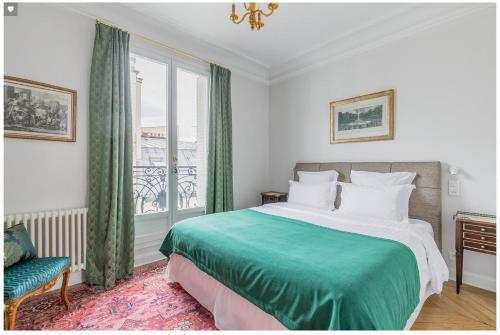 une chambre avec un grand lit et une fenêtre dans l'établissement RUE Saint DIDier Champs Élysées, à Paris