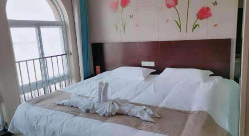 Katil atau katil-katil dalam bilik di Shell Zaozhuang Taierzhuang Ancient City East Gate Hotel