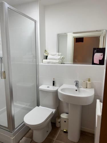 Bagno di Cozy room in a shared flat by Etihad and Coop Live Arena