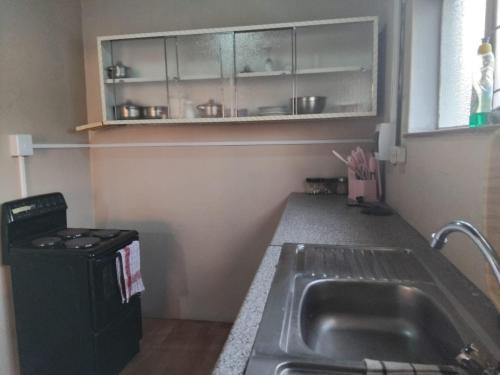 Η κουζίνα ή μικρή κουζίνα στο Claremont Secured Residence