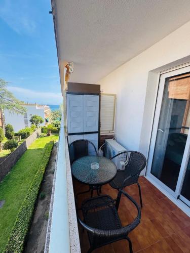 Simpático piso con 2 piscinas y vistas al mar