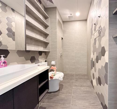 Koupelna v ubytování Ceylonz Suites Bukit Bintan By MyStay