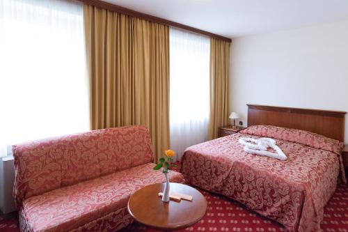 A bed or beds in a room at Hotel Zvezda