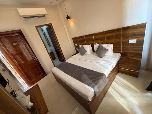 Postel nebo postele na pokoji v ubytování Hotel kartik