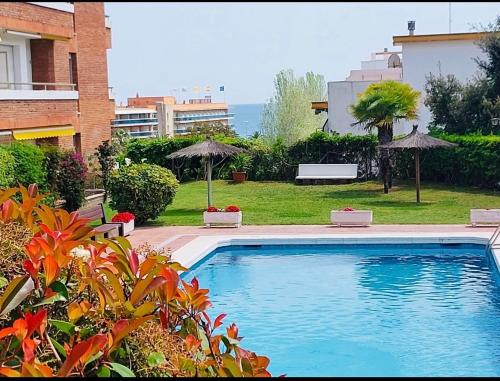 Simpático piso con 2 piscinas y vistas al mar