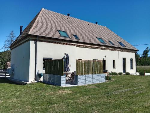 a large white house with a fence in the yard at La Bergerie à Palleau, Les Blés Dorés et Les Graines de Lin à Corgengoux, proches de Beaune et de ses villages viticoles in Palleau