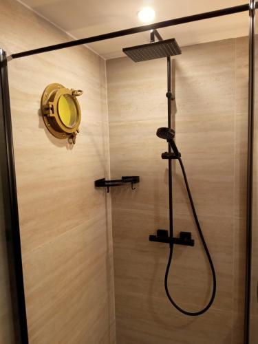 d'une douche avec un miroir et un pommeau de douche. dans l'établissement Superbe grange rénovée, à Saint-Sulpice-le-Guérétois