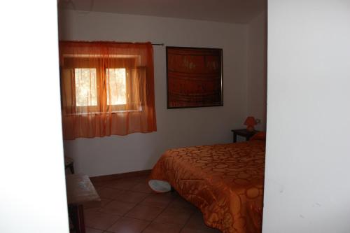 a bedroom with a bed and a window at Azienda Agrituristica Le Puzelle in Santa Severina