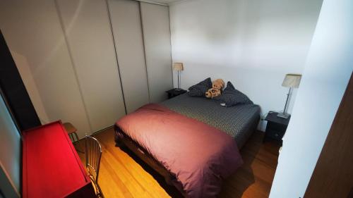 une chambre avec un lit avec un animal en peluche dessus dans l'établissement Cozy french apartment with a beautiful view, à Agde