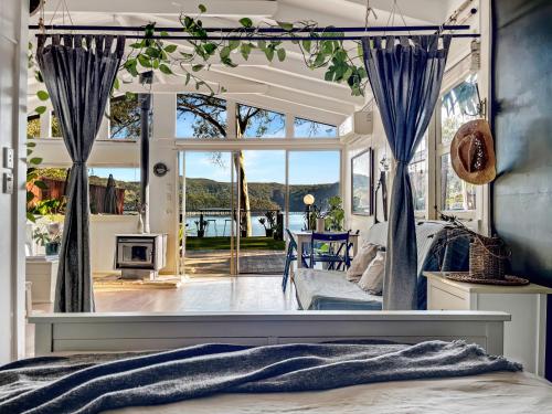 Ένα ή περισσότερα κρεβάτια σε δωμάτιο στο Island Paradise - Private Waterfront Retreat