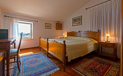 ein Schlafzimmer mit einem Bett und einem Fenster in der Unterkunft Villa Tuttorotto in Rovinj