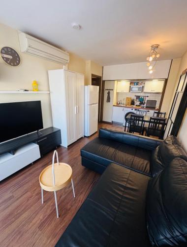 Simpático piso con 2 piscinas y vistas al mar