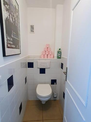 une salle de bain avec des toilettes et du savon rose dans l'établissement Le Rossini, à Antibes