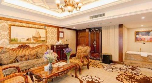 成都市にあるChengdu French Theme Gold Palaceのソファとテーブルのあるリビングルーム