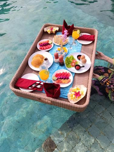 Еда / где поесть недалеко от виллы