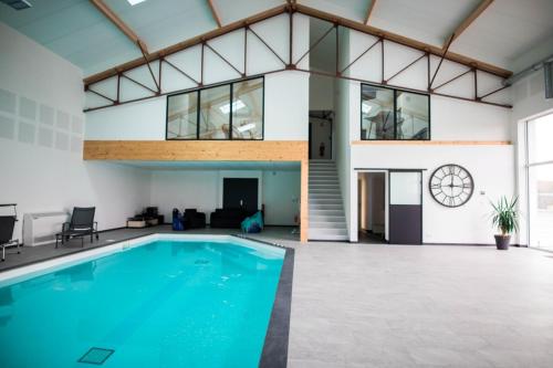 Πισίνα στο ή κοντά στο L'Atelier Dollonnais Gîte spacieux en Sarthe avec studios, piscine chauffée et home cinéma