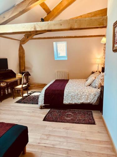 une chambre avec un lit et un bureau dans l'établissement Au cœur de la Citadelle, à Semur-en-Auxois