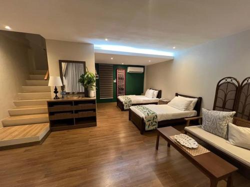 a living room with two beds and a couch at Altamers Mountain Resort 