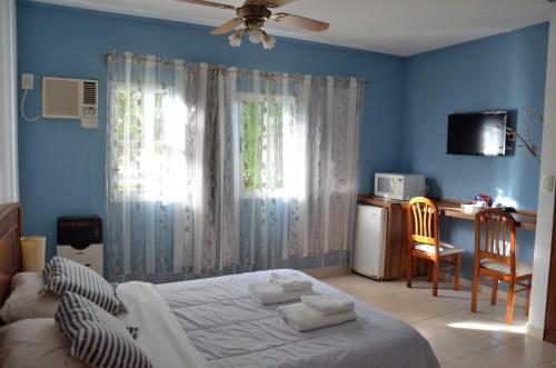Un pat sau paturi într-o cameră la Mediterraneo Apart Hotel