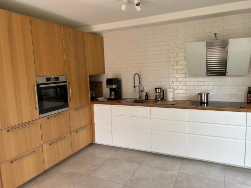 Dapur atau dapur kecil di Blaues Haus Plätlinsee