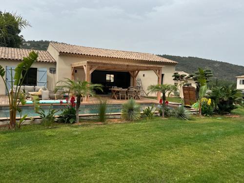 Photo de la galerie de l'établissement Maison neuve avec piscine, au Plan-de-la-Tour