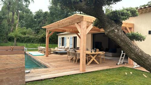 Photo de la galerie de l'établissement Maison neuve avec piscine, au Plan-de-la-Tour