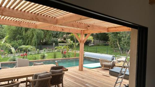 Photo de la galerie de l'établissement Maison neuve avec piscine, au Plan-de-la-Tour