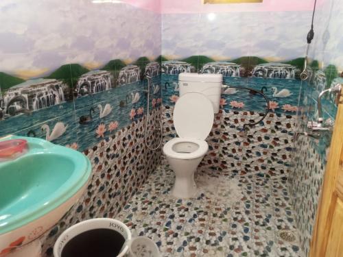 Phòng tắm tại Ghughuti home stay