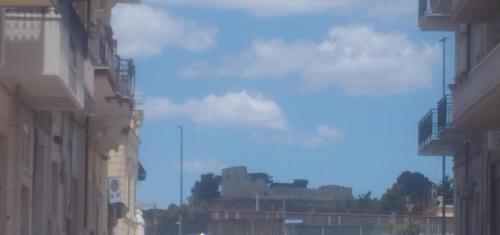 a view of a city from between two buildings at "Antica Dimora" - Appartamenti Turistici Nuovi a Gravina in Puglia - con Parcheggio Gratuito su Strada in Gravina in Puglia