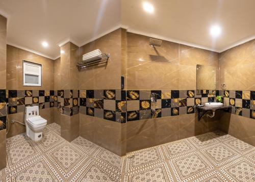 a bathroom with a toilet and a sink at Hotel Neu Villa, City Centre - Near Connaught Place & NDLS Station in New Delhi