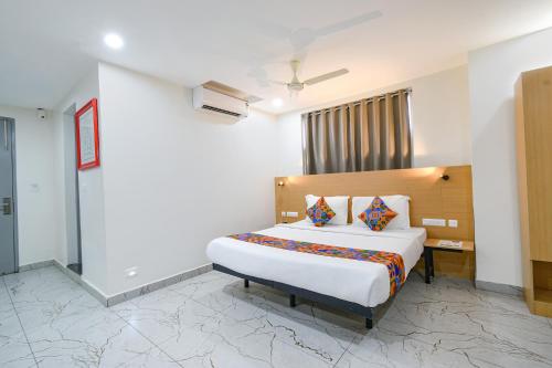 a bedroom with a bed in a room at Fabhotel Unnam- Nr Amazon Hyderabad Campus, Financial District, Gachibowli in Hyderabad