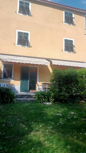 a house with a green door and a yard at Ca' du Re in Chiavari