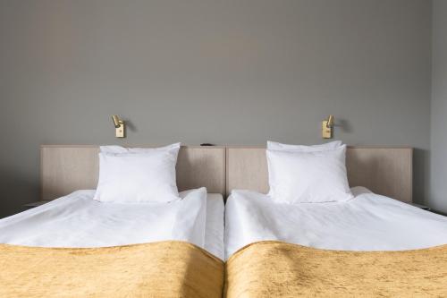 Postel nebo postele na pokoji v ubytování Quality Hotel Royal Corner