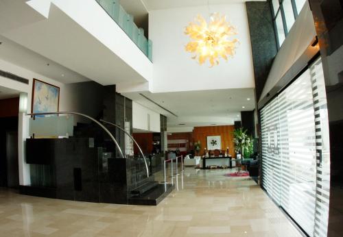 
The lobby or reception area at Royalty Barra Hotel
