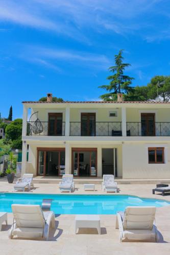 une villa avec piscine et chaises longues dans l'établissement Villa Hacienda - Luxury House Mougins - Pool - AC, à Mougins