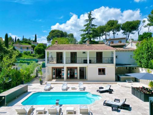 une villa avec piscine et une maison dans l'établissement Villa Hacienda - Luxury House Mougins - Pool - AC, à Mougins