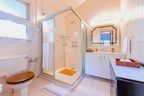 Ένα μπάνιο στο Bliss 3 Bedroom Villa Nainital Hills