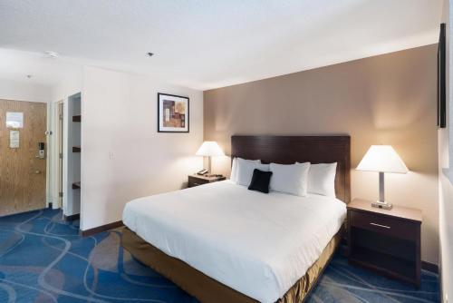 a hotel room with a large bed and two lamps at Quality Inn & Suites Kennewick Tri-Cities in Kennewick